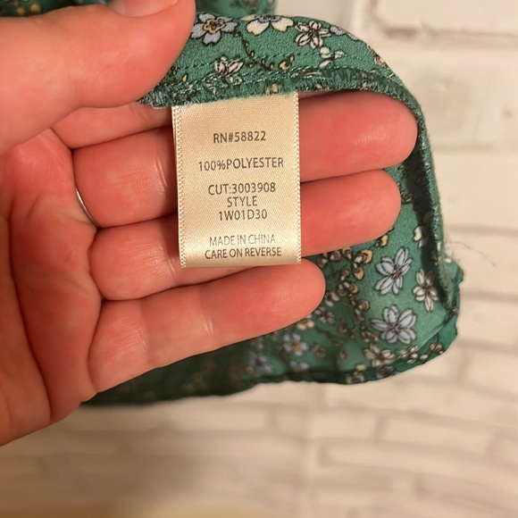 NWOT Max Studio green floral flutter sleeve top - Picture 5 of 5